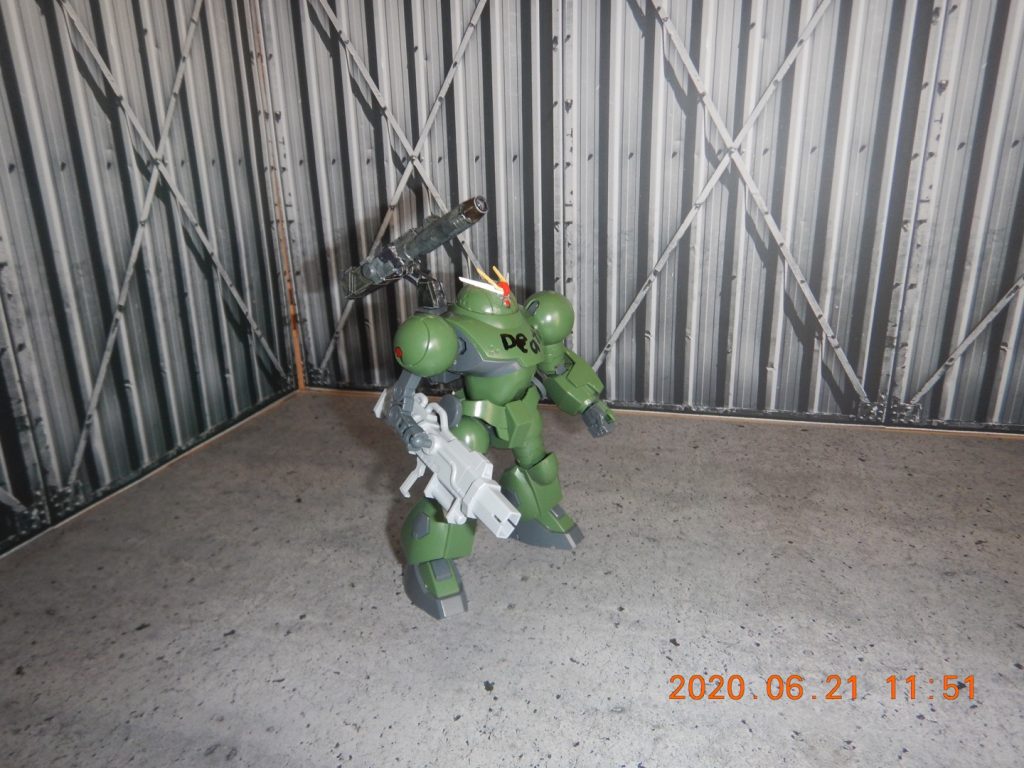 モクキャノン
ハイモックの砲撃タイプ。背中に実弾を発射する砲台、右腕にビームバズーカを装備する。