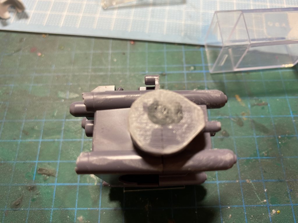 怒り肩にするため、肩の差込み口を穴埋め