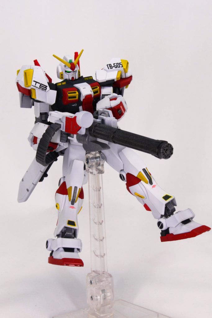 ジャイアントガトリング。
両手持ちはできるけどできるとは言ってないレベルのキツキツ。
弾帯のベルトはもう少し眺めが良かった。