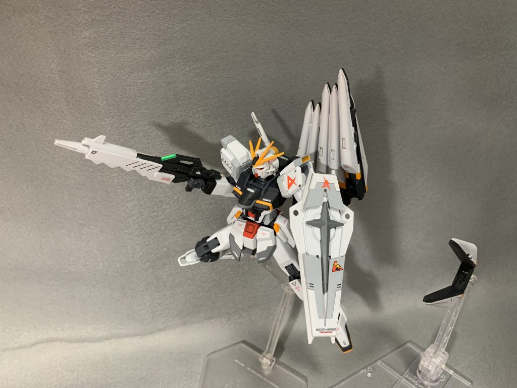 ビームライフルとフィン・ファンネルでポージング