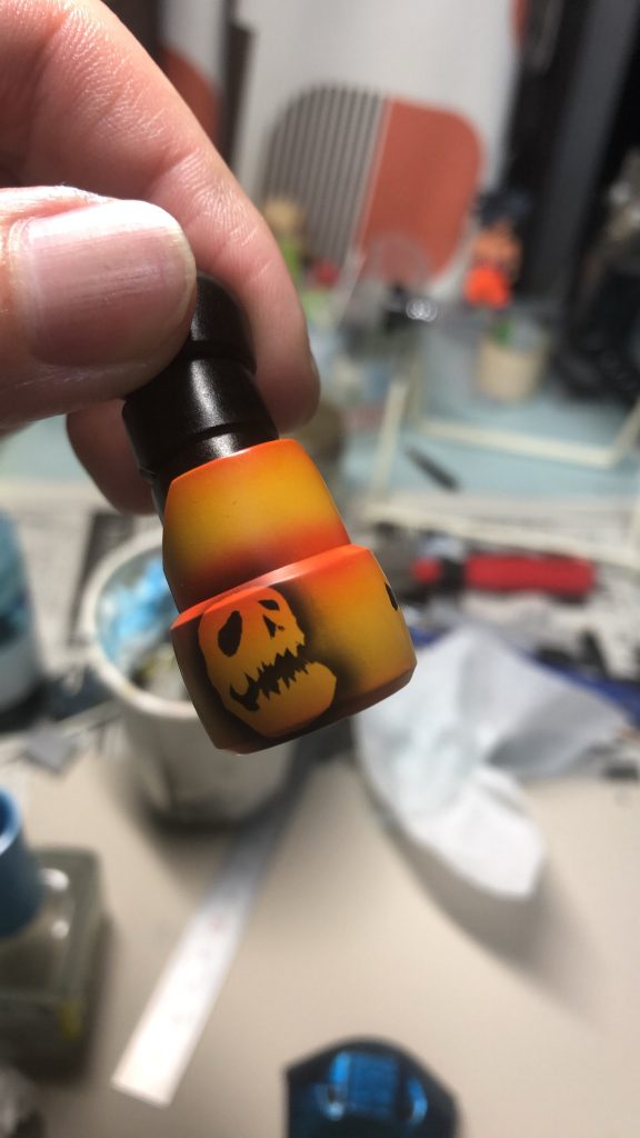 だからマークもマスキングテープで自作です。後ろにコウモリのあります。