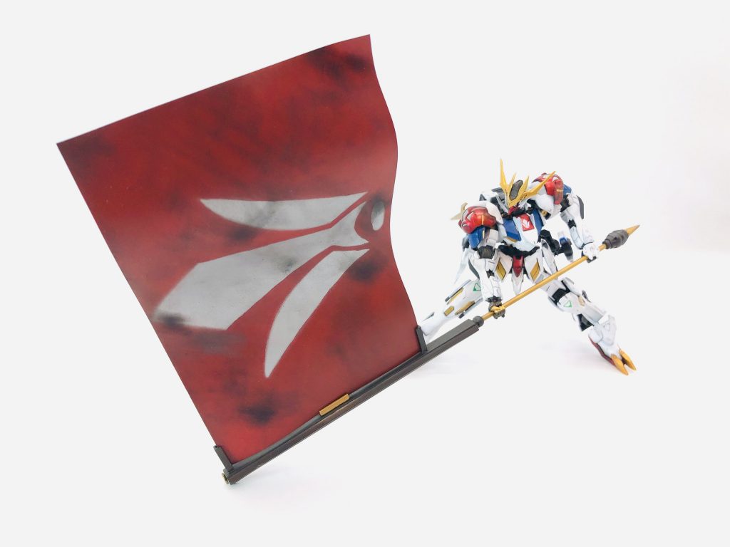 フラッグメイス
取り敢えず目立つ武器が欲しかった、いう理由で作った旗竿風の打撃武器。芯がレクスネイルと同質のため硬度が高い。
タミヤ製の0.2mmの透明プラ板を塗装し、その後お湯で慎重に曲げました。三日月はモノの扱いが雑そうなので平気で汚しそうだなと思いウェザリング。鉄血の機体は汚しがよく似合います。