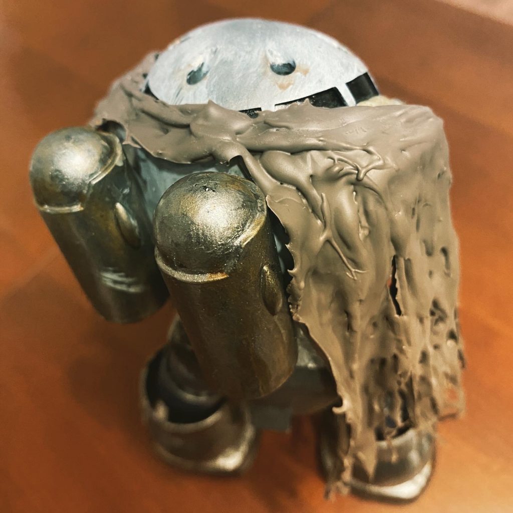 グロスバーニッシュを混ぜたせいか、それなりにピカピカと金属感でました。ガンメタとシルバーをまぜて、上からゲームカラーウォッシュを何色かぺたぺたと。