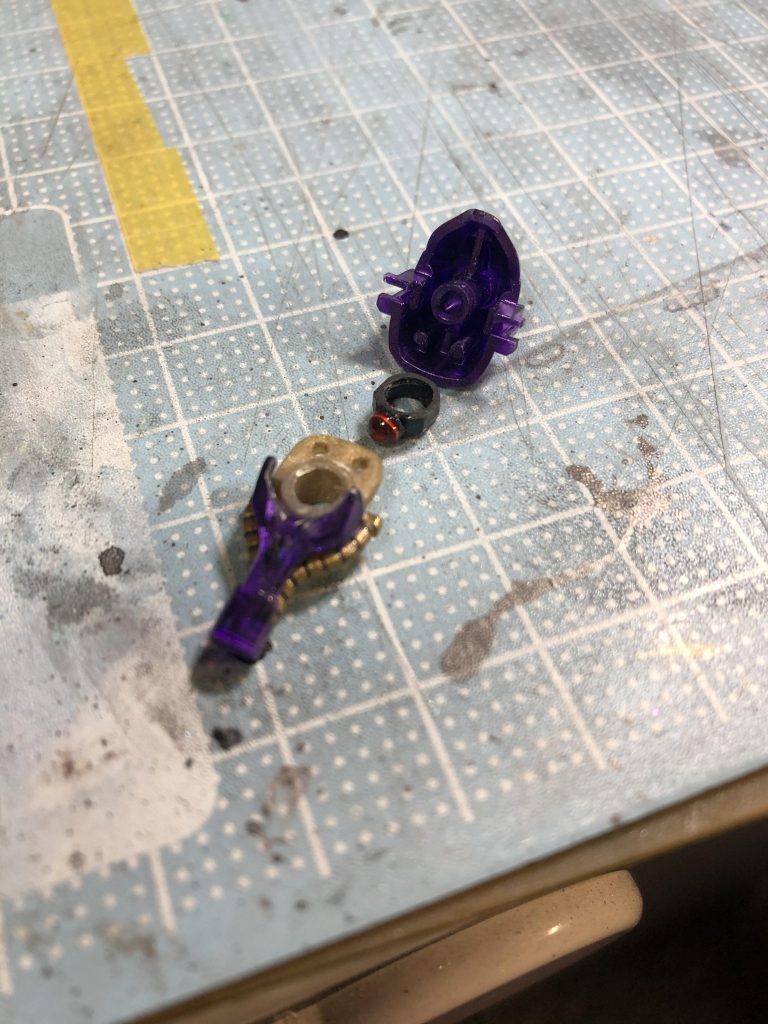 モノアイの可動化
プラパイプが見つからなかったので、
パシリムのオブシディアンフューリーの
余剰パーツから削り出し、レンズはHIQパーツのウンタラドーム
名前忘れました( ̄▽ ̄)