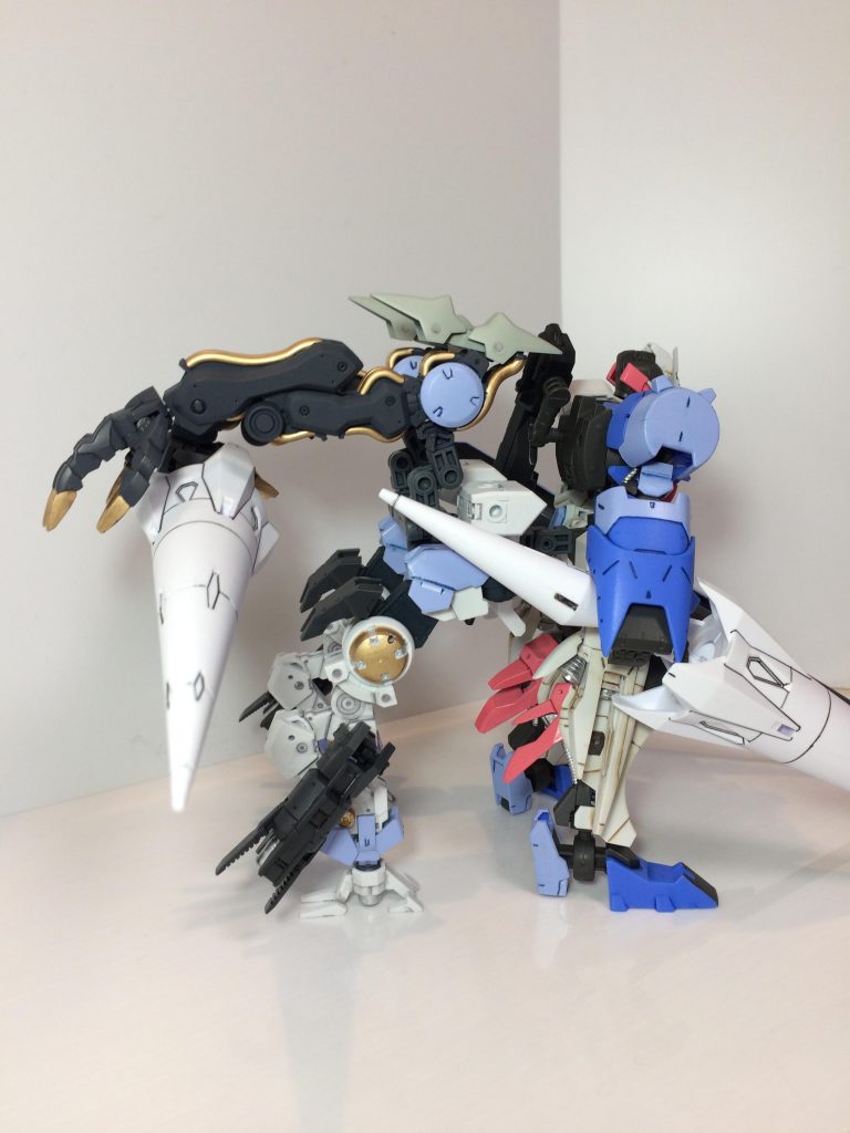 横から見た図です。後ろが幅をとってます。写真におさめきれませんでした。
塗装は
①ゴールド:ガンダムマーカーレッドゴールド
②青:水性ホビーカラー筆塗り
③アーム本体:ガンダムカラースプレーファントムグレー、Mrカラースプレーガルグレー
④スミ入れ:リアルタッチマーカーグレー、水性ペン黒
でございます。