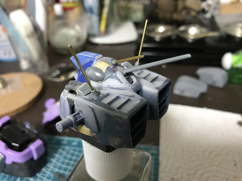 頭部はドムR35を使用してエポキシパテで形を作り、背中は旧キットのパーツを切ってエポキシパテですり合わせ。アンテナは真鍮線で強度を増しました。