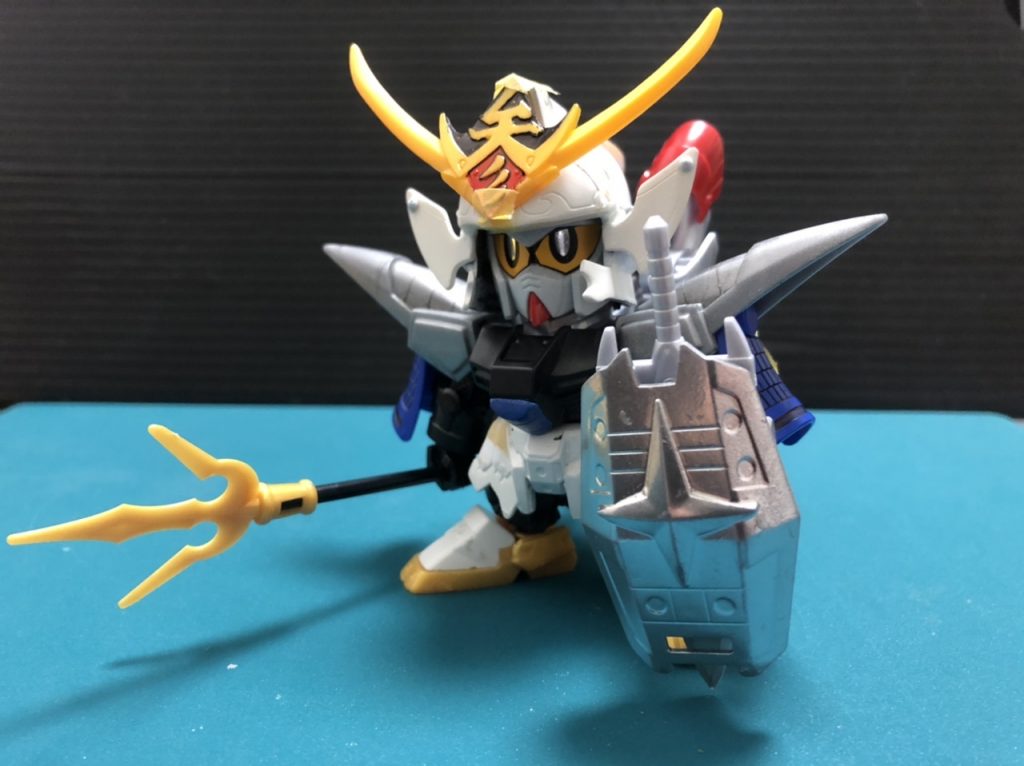 塗装前。肩アーマー以外の部分は1年半前には出来てました。で、最近、剣聖頑駄無の肩パーツが丁度良さそうと思って購入し、製作を再開しました。