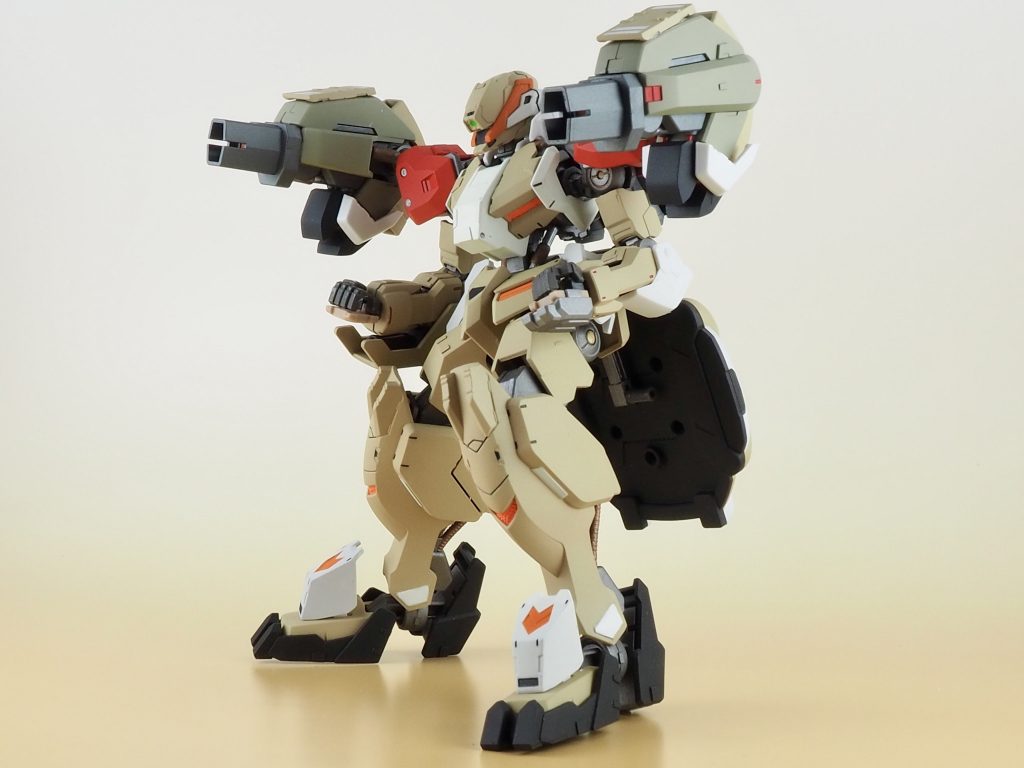 射撃モードで両肩から発射されるバスターキャノン通称『マッスルキャノン』