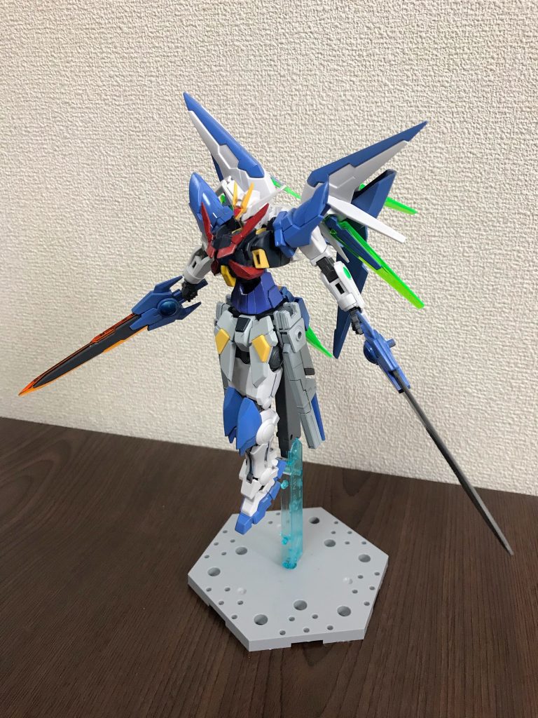 GNソードを3つ装備させました。腰にマウントした2本はGNソードと後述のGNパルチザンが使用不可能な状態に陥った時に使用する、謂わば予備武装です。
GNソードは刃が大きいので迫力がありますよね^ ^