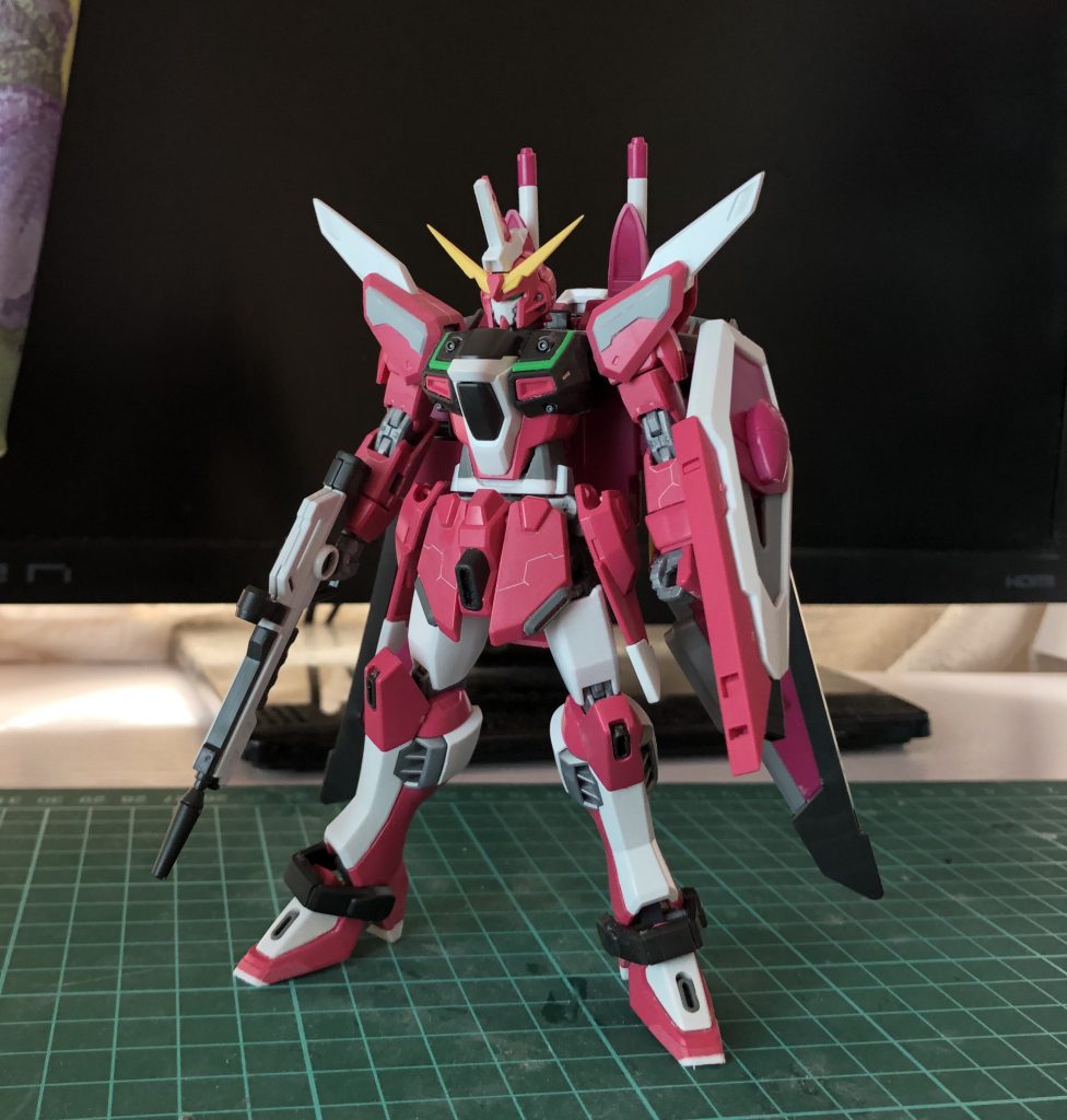 今回は控え目に筋彫りしてみました。
胴体が少し短く感じたので3mm延長。
ヒールは高い方が好みなので3mm延長し、それに伴いつま先を1mm延長してみました。