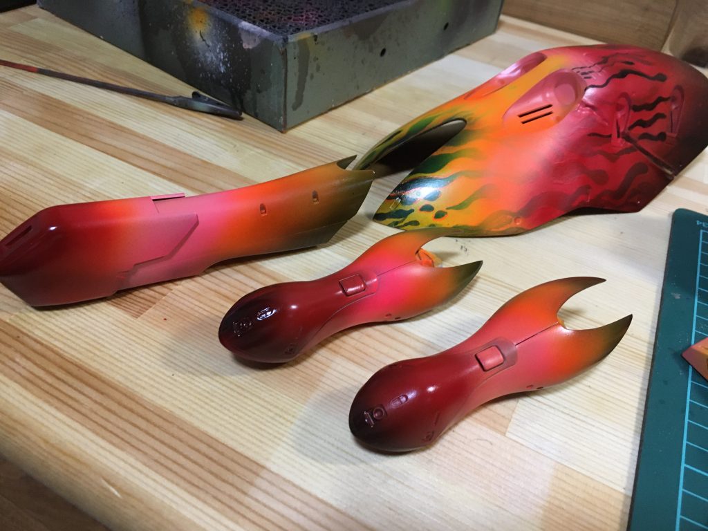 グラデーションはエアブラシで蛍光色も使っています。