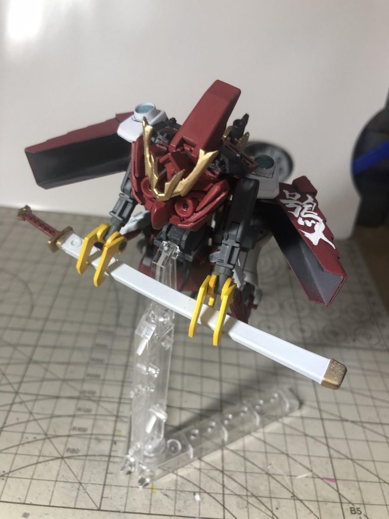 アーマー自体は分解装着後にフレームが残るのが微妙だったので各パーツの組み合わせだけでこの形になるようにしています。フクロウっぽく見えるでしょうか。