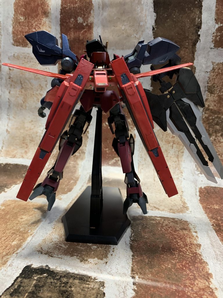 転生して心を入れ替えた…以下略。
肩部格納式機関銃を廃し、右肩に大剣、左肩にシールドを携帯できるように。
ただ、重量超過で腕が垂れる…。
両装備ともグレイズアインが大きくって錯覚するけど、かなり大きいからね…しょうがないね。