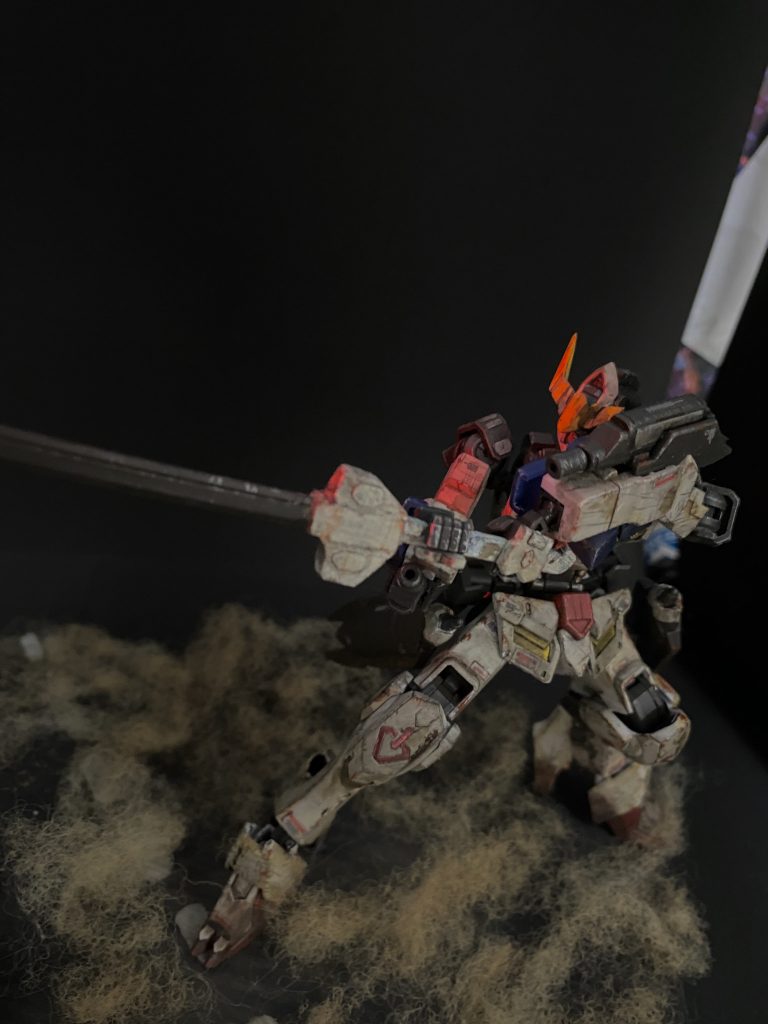 バルバトスは1番こだわりましたw
太刀は柄をエポキシパテで造形して左腕のpcを引き出し、左手をグシリベフルシティから持ってきまし!
汚しも劇中だと数日間戦った後に最終決戦なのでグレイズアインより汚してるのが特徴です。