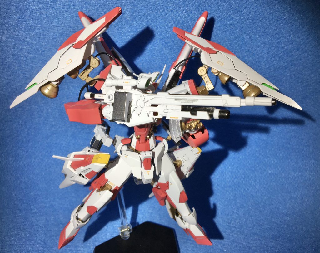 ロボットにライフルスコープは必要か?の疑問解決策として、ヘッドユニットとスコープをコード接続させることで、スコープで捉えた情報を直接頭部に送受信させる仕様に落とし込みました。