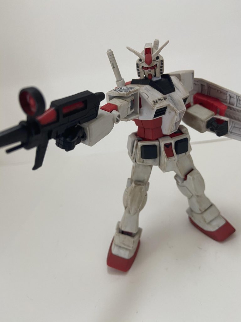 ガンダム[ユニクロver.]
様々なところを部分塗装してリアルっぽくしてみました。なので最初のキットとは色が違うところが各所にありますが、極力ユニクロカラーに縛ろうとブラック、レッド、ホワイトのみで部分塗装し、モノアイのみイエローへ変更しています。あとウォッシングのつもりで汚しましたが汚し過ぎました笑