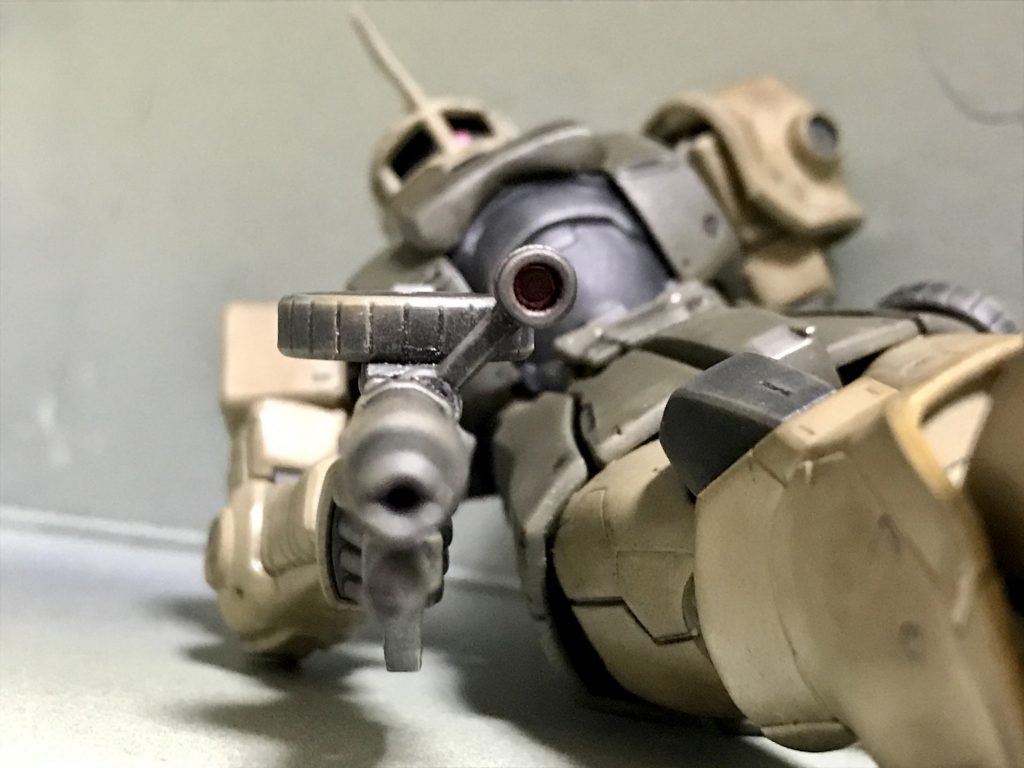 「デルまで… ゲリラ風情が！！」シローにマシンガンを放つシーン。