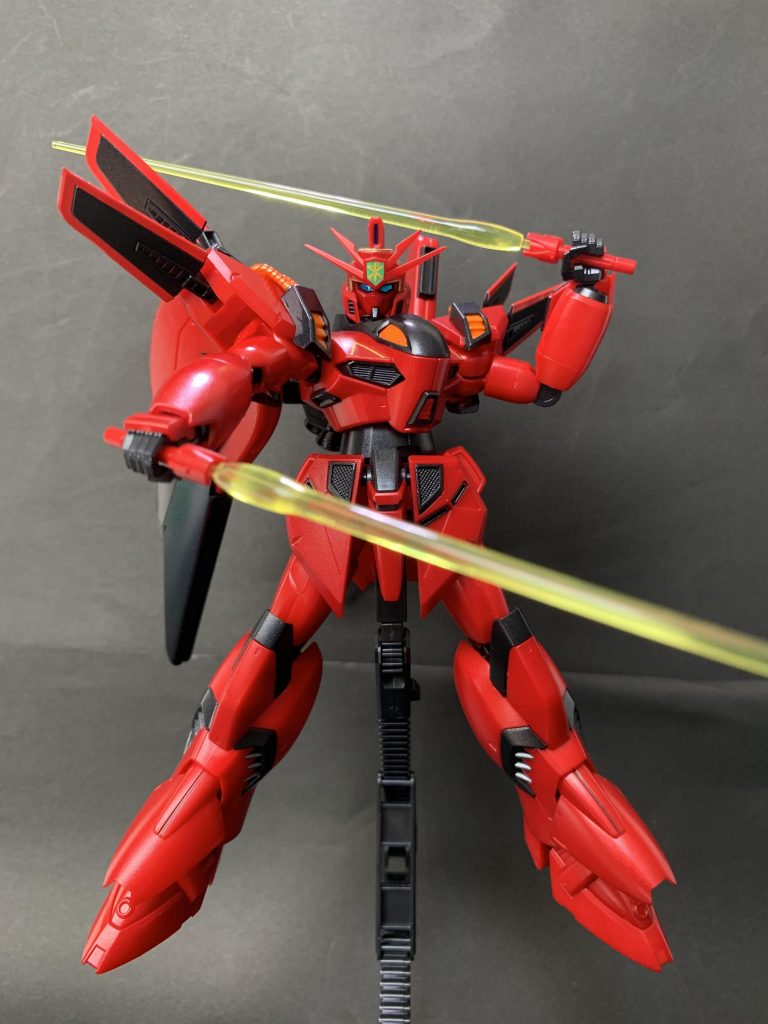 ビーム・シールドと同じランナーに付いてくる都合色違いのサーベルも付属します。設定を気にしなければこれもサザビーやシナンジュのようでカッコいい。