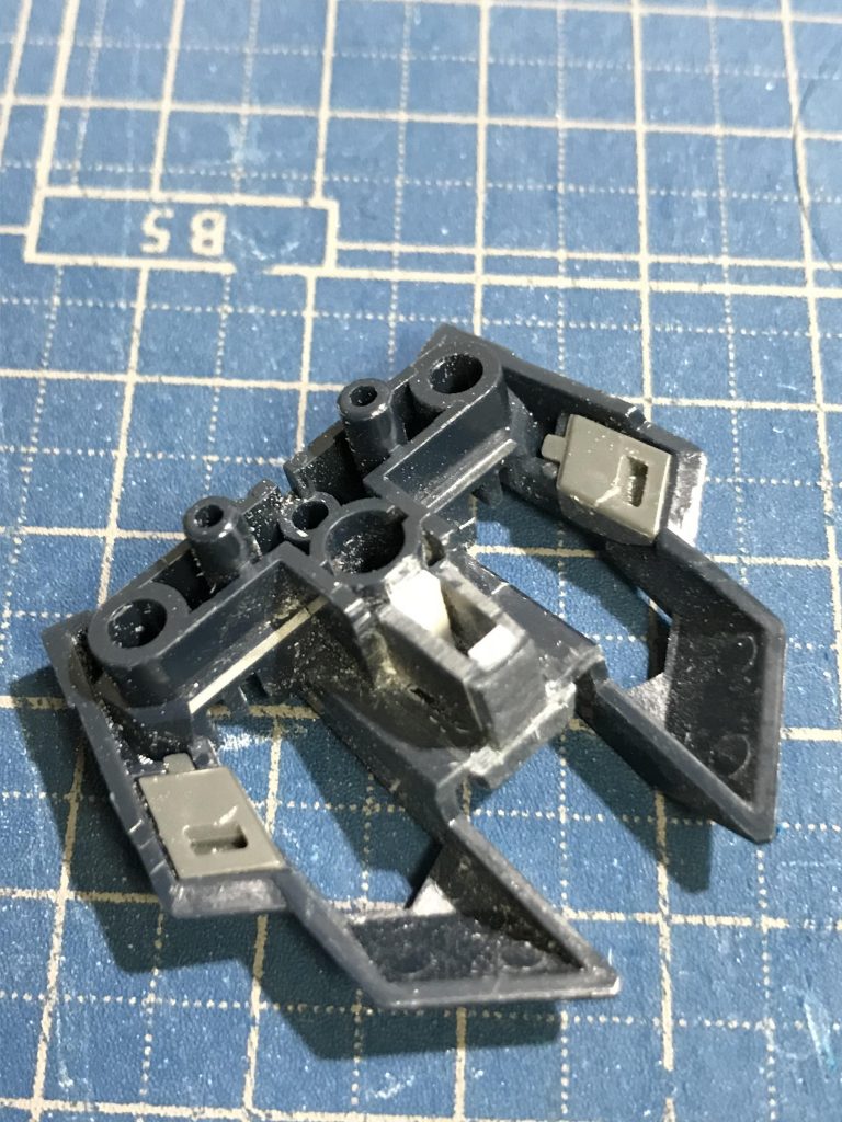 素立ちの見栄えをよくするために、股のリア部の幅詰してます。