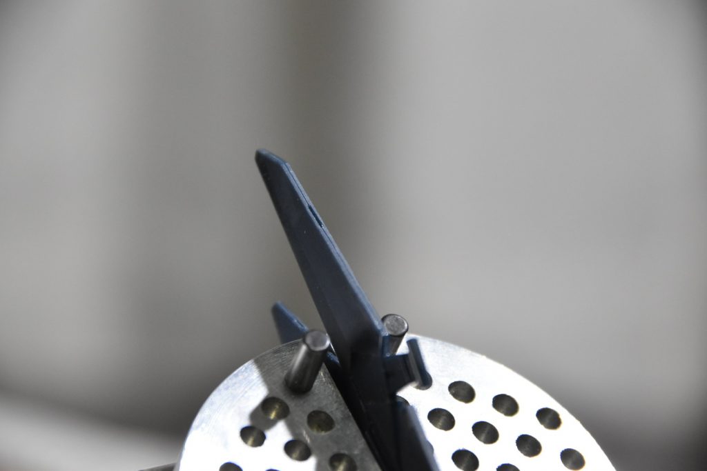 リア羽のボディ色と金色の境目がなかったので、側面にちょっとしたディテを追加しました。今回一番、目がやられた加工です。