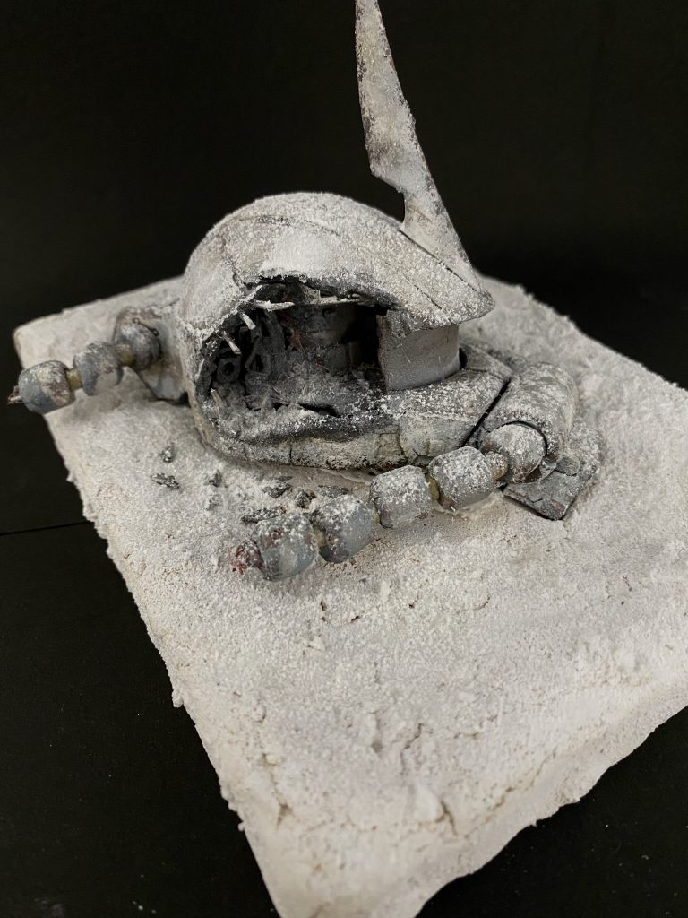 被弾後のショットです。
スケールがデカいので作り込みがいがありましたw
導線でケーブルや動力パイプのコード、針金で装甲内部の骨組みを再現してみました！