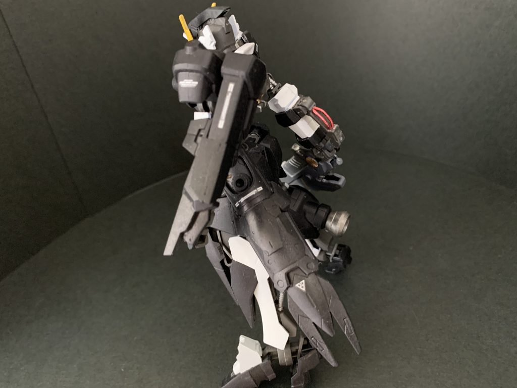 斜め後ろ
腰部スラスターはバルバトス第6形態のスラスターとジャンクパーツで出来ています
装甲を失った左腕の防御能力を補うために
肩部分から腕をカバーする様なかたちでシールドを作成しました
セラフィムガンダムのジャンクを繋ぎ合わせてボールジョイントで肩装甲の後ろ側に接続してあります