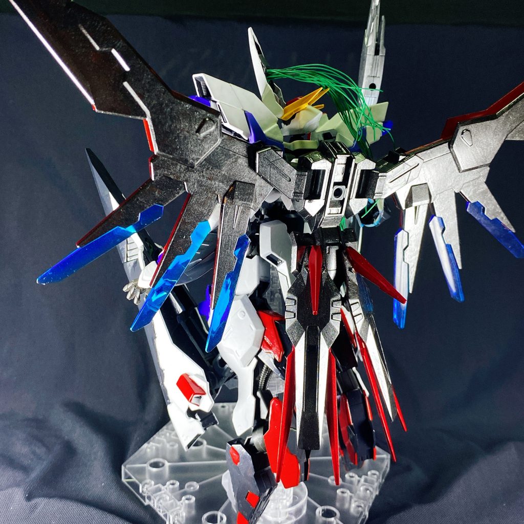 テウルギア・ゴエティア、後ろからみるとこんな感じで刺々しい。