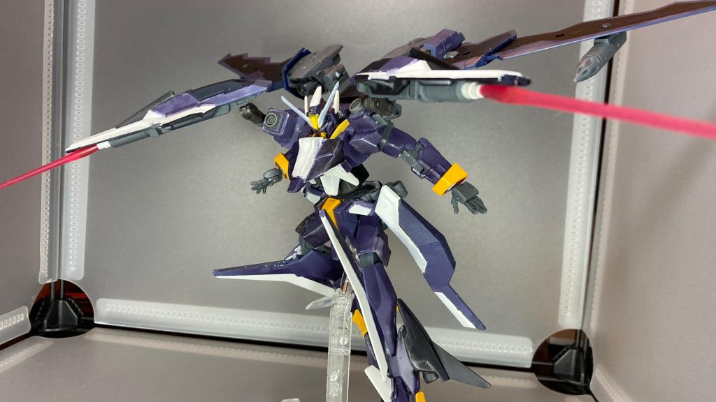 ビームサーベル
肩部の大型スタビライザーの裏側に装備。出力を変更することでビームガンとしても使用可能です。