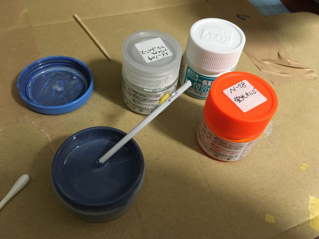 主に使った塗料たち
メイン塗料はクレオスの水性ホビーカラーとアクリジョン、下地はタミヤのスーパーサフ(缶)、仕上げにミスタースーパークリアつや消し(缶)。
妻と子供がいるので、室内でのエアブラシ作業には水性塗料を使い、サフとクリアだけ外でパパっと吹く感じにしてます。