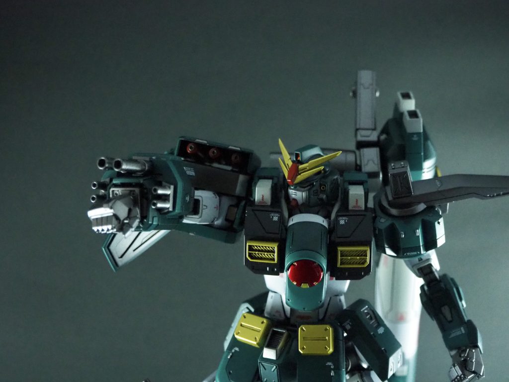 腕部グレネードランチャー
大型二門、小型四門
ゼロ距離で全部撃つと腕がぶっ壊れるくらいには高火力
サイズ差合わせでほぼプラ板