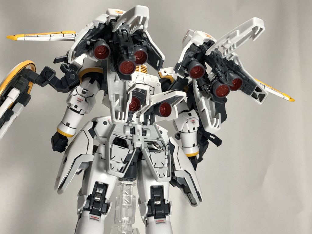 作ってる段階でバーニアノズルを赤に塗装しないと勿体無いと思ったので，水性塗料の赤を筆塗りしました