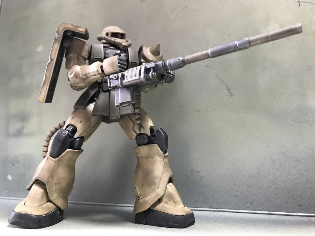 マゼラトップ砲は、ガルマ専用ザク(HGUC 034)から流用しました。弾倉は、このORIGINザクに付属している対艦ライフルの弾倉部分を切り取り、小加工して貼りつけました。色はガンメタルとオリーブドラブで塗りました。マゼラトップ砲を手に入れるためだけに買ったガルマのザクは… 積んでおきます。ザクは何機あっても困りません(笑)