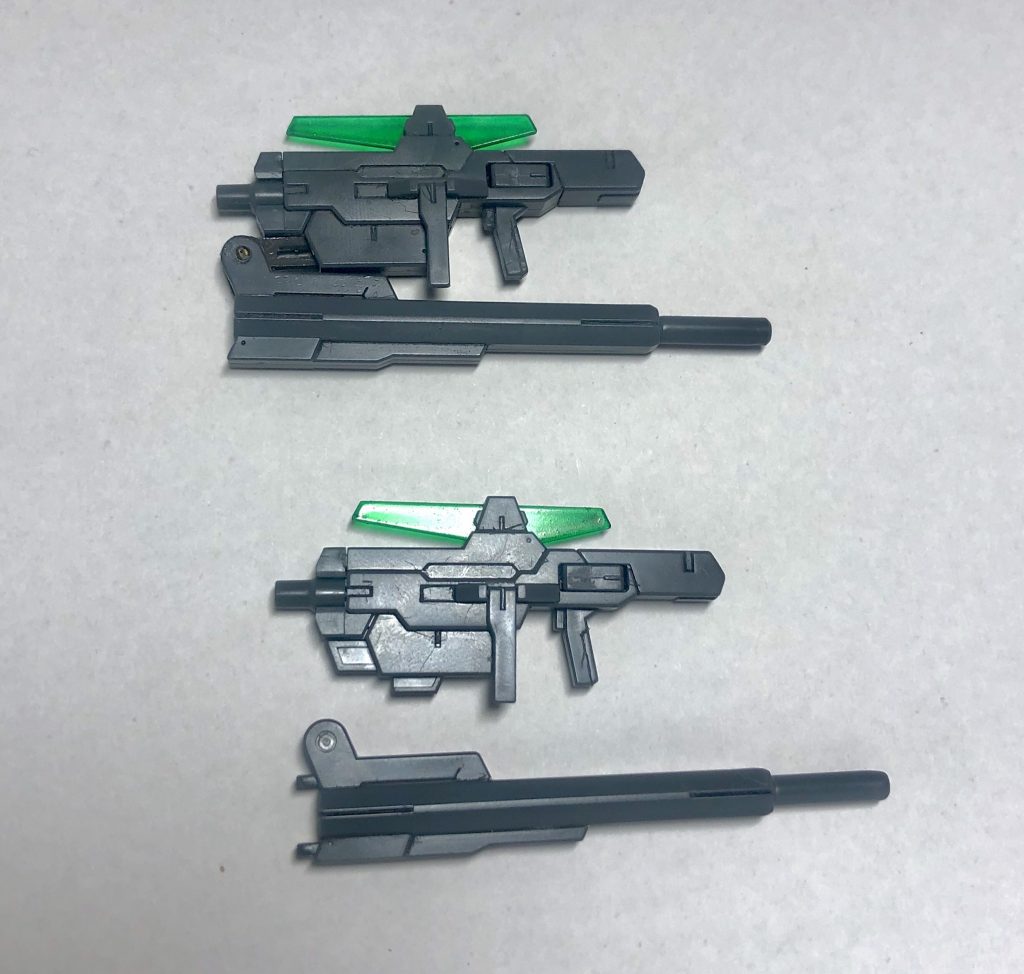 上(改造版):次に銃身を本体下部側へ180度回転させます。
下(既製品):次に銃身の向きを180度反転します。