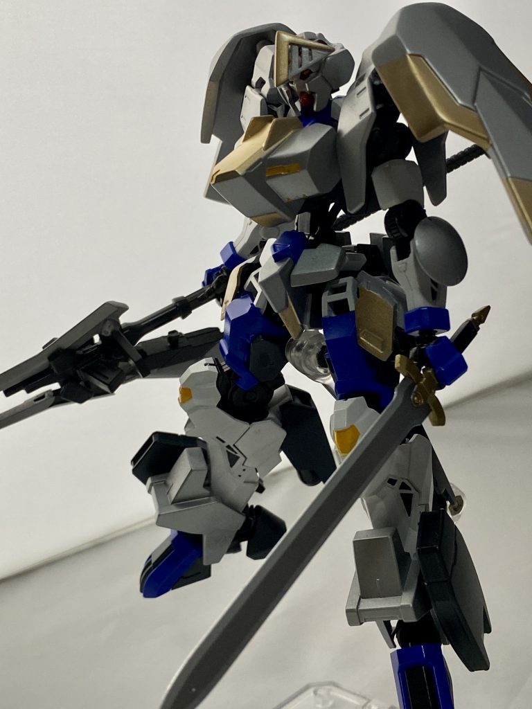 骸骨が鎧を着込んでる感じで。