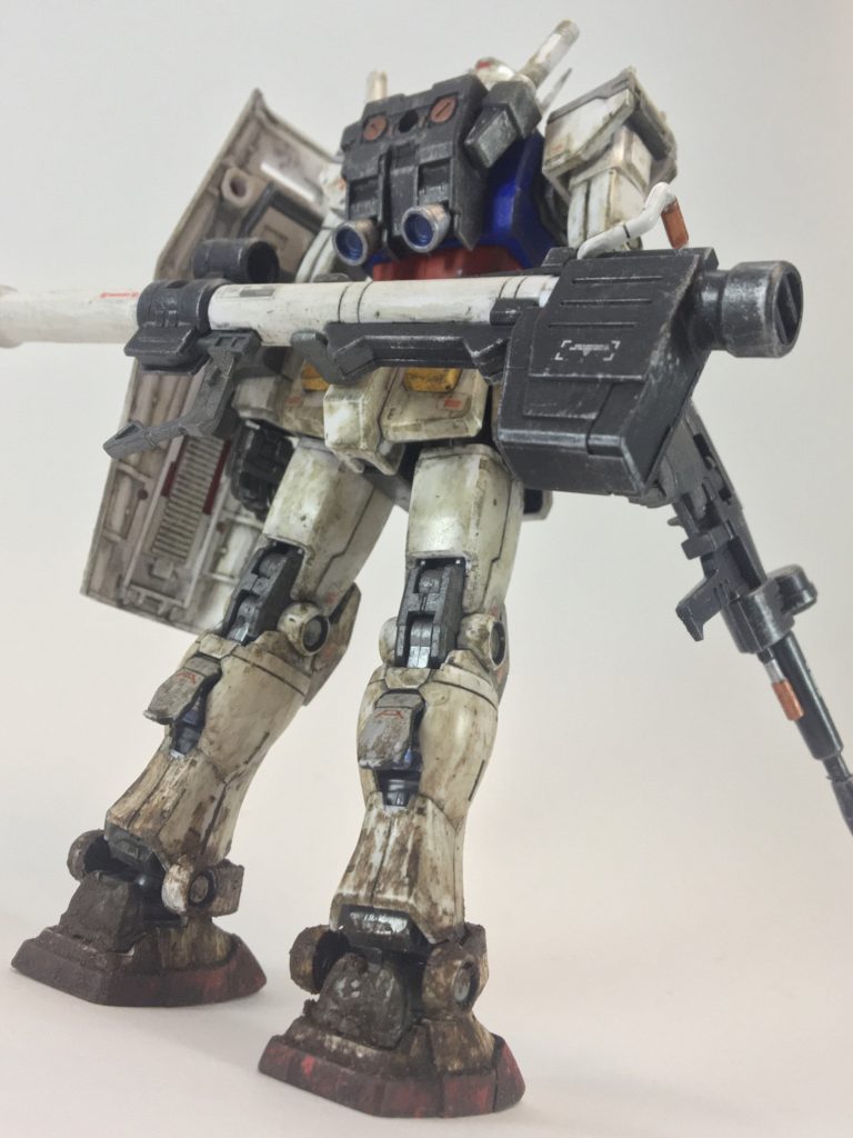 背面太腿の裏は開閉し、バーニアが露出します。