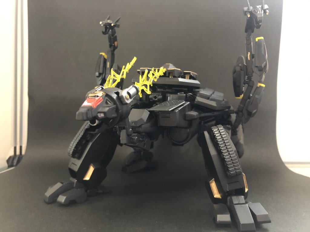 ## 聖獣型MB『玄武』
ゲンブとレイキが合体した、超大型のMB。
砲塔部分を外したところに盾形態のゲンブが乗り、キャタピラ部分を脚に変形、亀頭部と蛇を接続して完成する。
他の四神を圧倒するほどの火力と装甲の硬さから、四神最強と謳われる。
また、クロガネが合体に組み込まれない点でも他のMBと異なる。
弱点は(亀だけに)超重量によるスピード不足。

武装
(合体による追加含む)
・口部メガビームキャノン[天雷]
・背部メガランチャー[紫電]
・蛇型自律兵器[オロチ]×2
・シールドビット×9
・前脚部ギガクロー×2(マインプラウの変形)
・後部対空ミサイル×12
・シェルビット×6