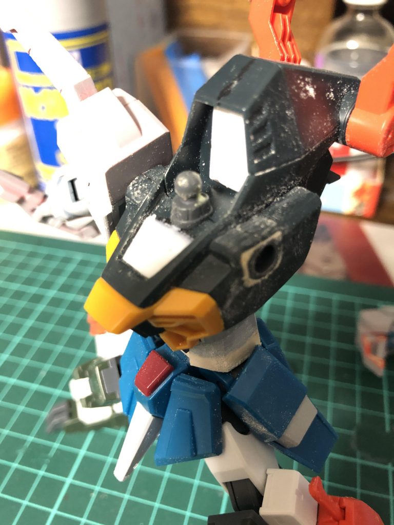 胴体の改修です
首の部分を顎が引けるように改修し、腕の接続部分も変えましたがました