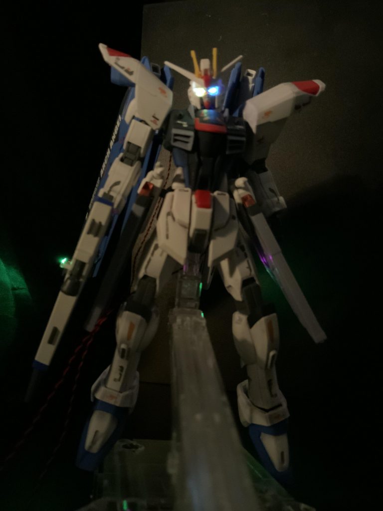 クリアパーツだったので目にミニLEDを仕込み敢えて違う色にして
みました( ^ω^ )