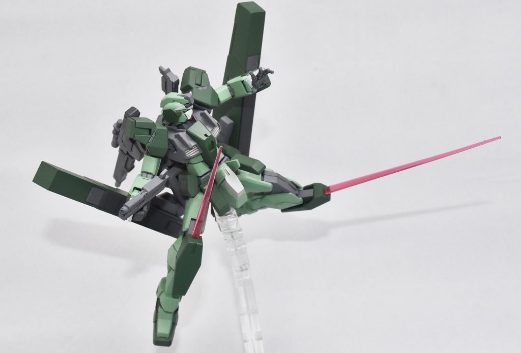 サブウェポン「サブマシンガン」&ビームサーベル。両手で武器を持つ前提なのでビームサーベルは膝から出します。