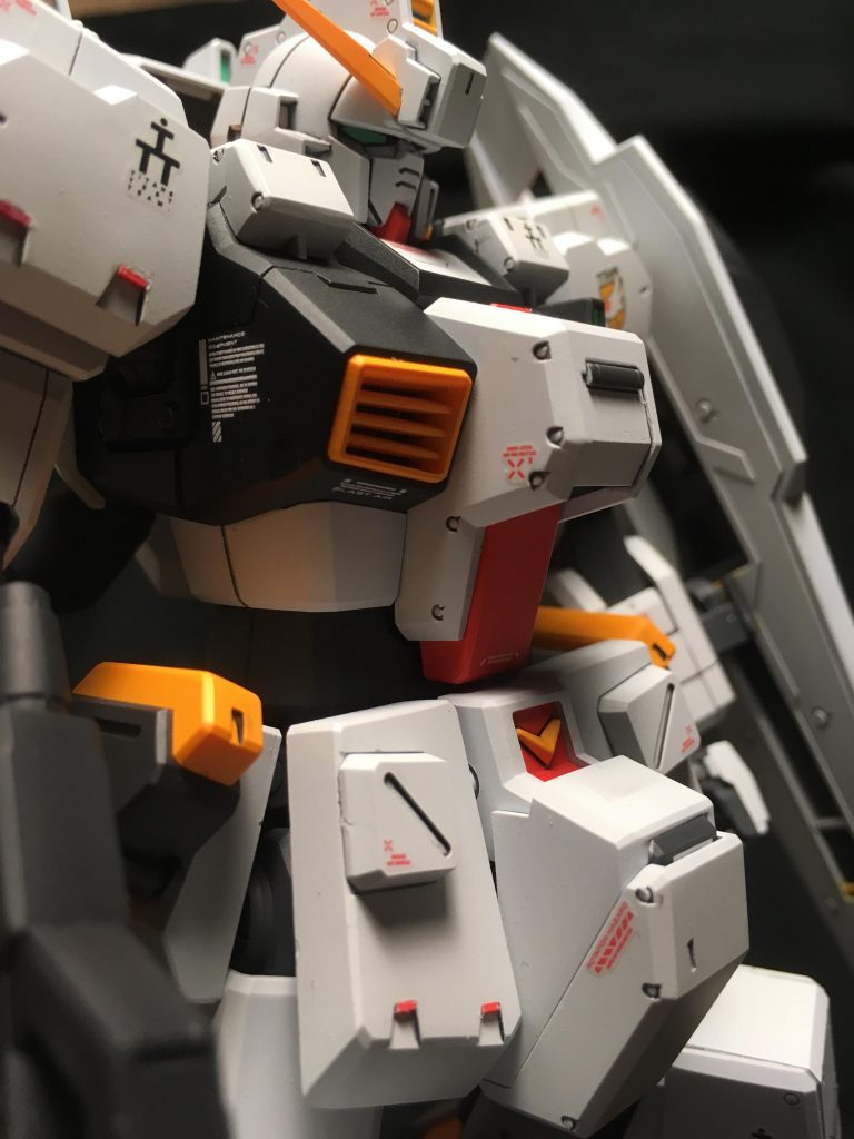 股間の部位の字や胸アーマーのグレー部分も塗り分けバッチリです。