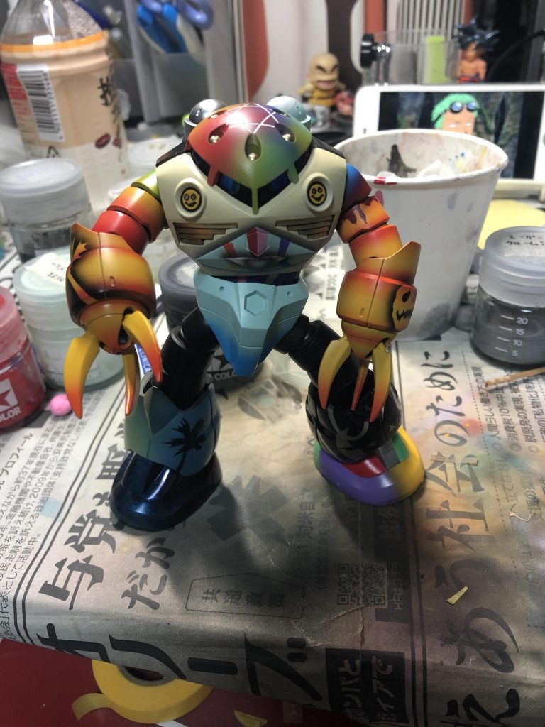 胴体のフリーメイソンっぽい柄も全てマスキングです。