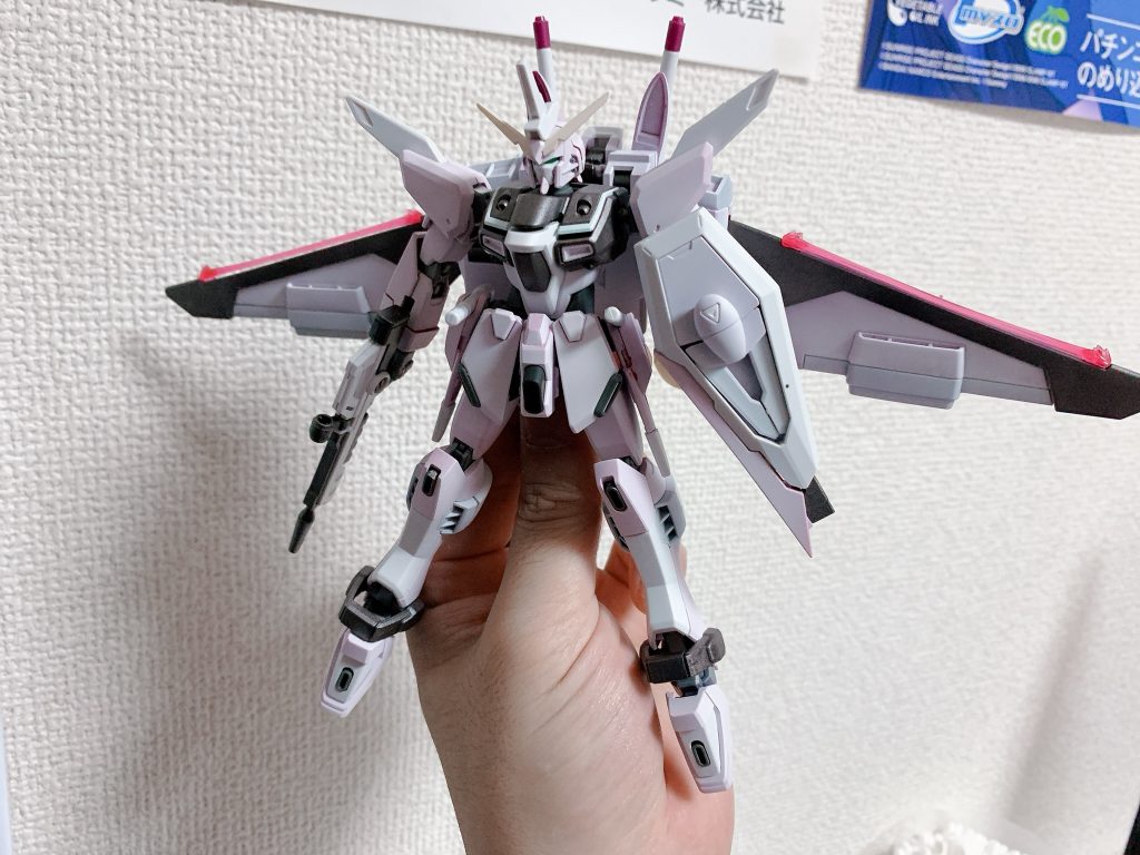 白サフ吹いてからの仮組みですが
シンプルにかっこいいんですよね。

今までガンプラではインフィニットよりも無印ジャスティスの方が好きだった自分ですがこれ組んで変わりました。

見てくださいこの白サフだけでこのカッコよさですよw