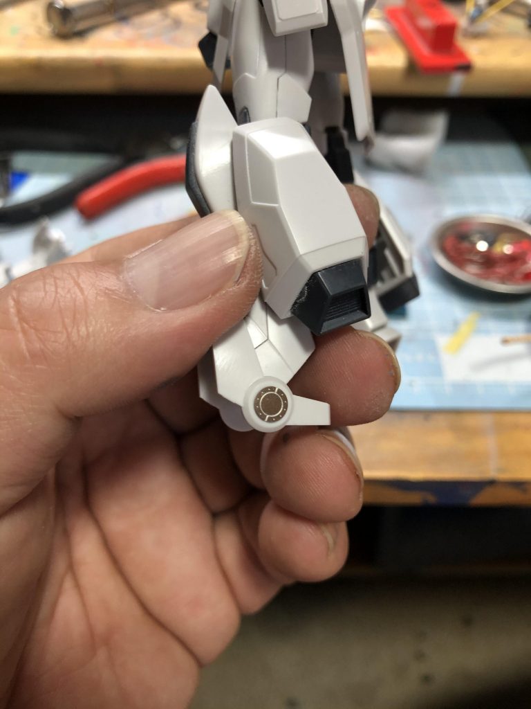 足首にメタルパーツを取り付けてディテールアップしてます。