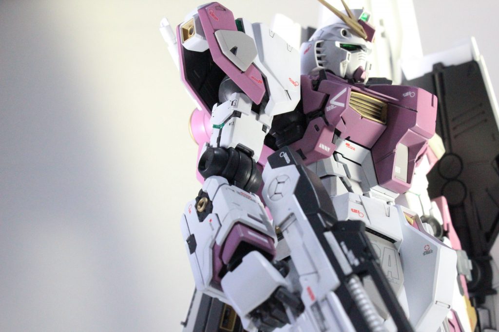 GUNDAM EVOLVE内で登場する、アムロが駆るZガンダム(だったと思う)のカラーリングにて製作しました。