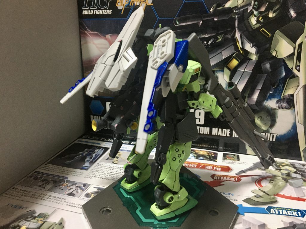 バックパックであるK9ドックパックの色は
全体の白との相性を考えて、一部青で、塗装しました。