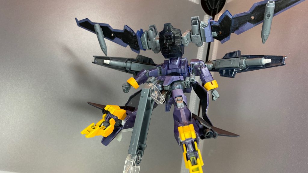 背面。背中の大型スラスターは自由に可動し小回りの利く機動性を誇っています。