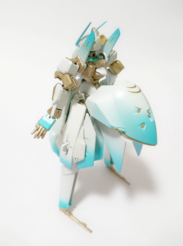 バックショットです。

タミヤカラースプレーのホワイトパールをベースに、同じくタミヤカラースプレーのコーラルブルーを重ねて、さらにホワイトパールを吹いてグラデーションにしてみました。

スプレーは粒子が粗いので、なかなか綺麗にできないのが残念ですが…

ゴールドは、車用の塗料を使用しました。