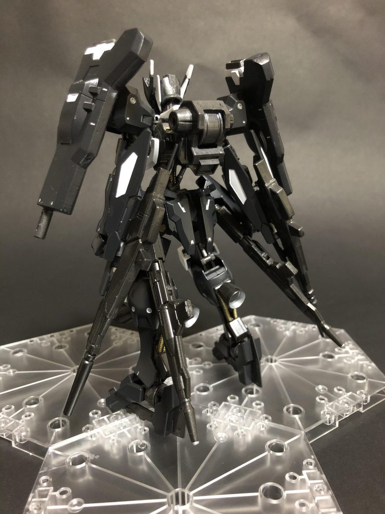 機体のコンセプトは
「あらゆる状況下でも対応でき、単機で複数の敵を持ち前の手数と戦術で撹乱、殲滅することをコンセプトにした機体」という感じです。あと機体設定としては、「アルテミスは本来、特務用に開発された機体であり、任務に合わせて装備を換装出来る仕様となっている(今回は殲滅戦仕様と拠点防衛及び破壊仕様の装備という設定です)。狩猟の女神の名を持つ機体であることから、狙った獲物は確実に狩るために作られている。」という設定です。