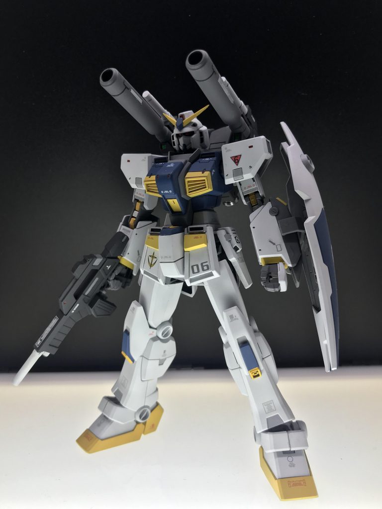 肩と脚部のパーツを換装する事で、未完成版も再現出来ます。