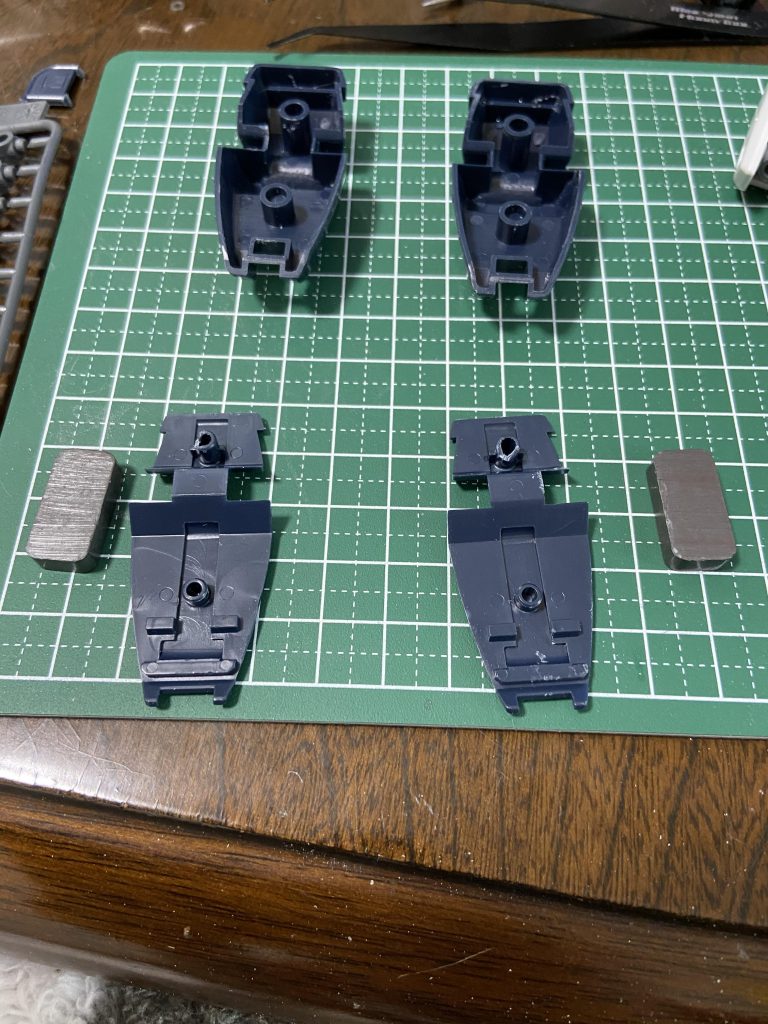 フリーデン隊の記事でチラッと記載しましたがレオパルドの足の中に重りを仕込みポージングしやすくしています。自分は磁石を仕込みましたので貼り付けれる土台などで撮影すれば着地性はピカイチです。
これは思いつきで試した改造でしたがポージングの自由度が上がった為、結果的に大正解でした。